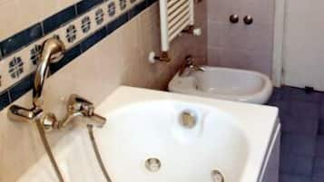 Secador de pelo, bidet, toallas