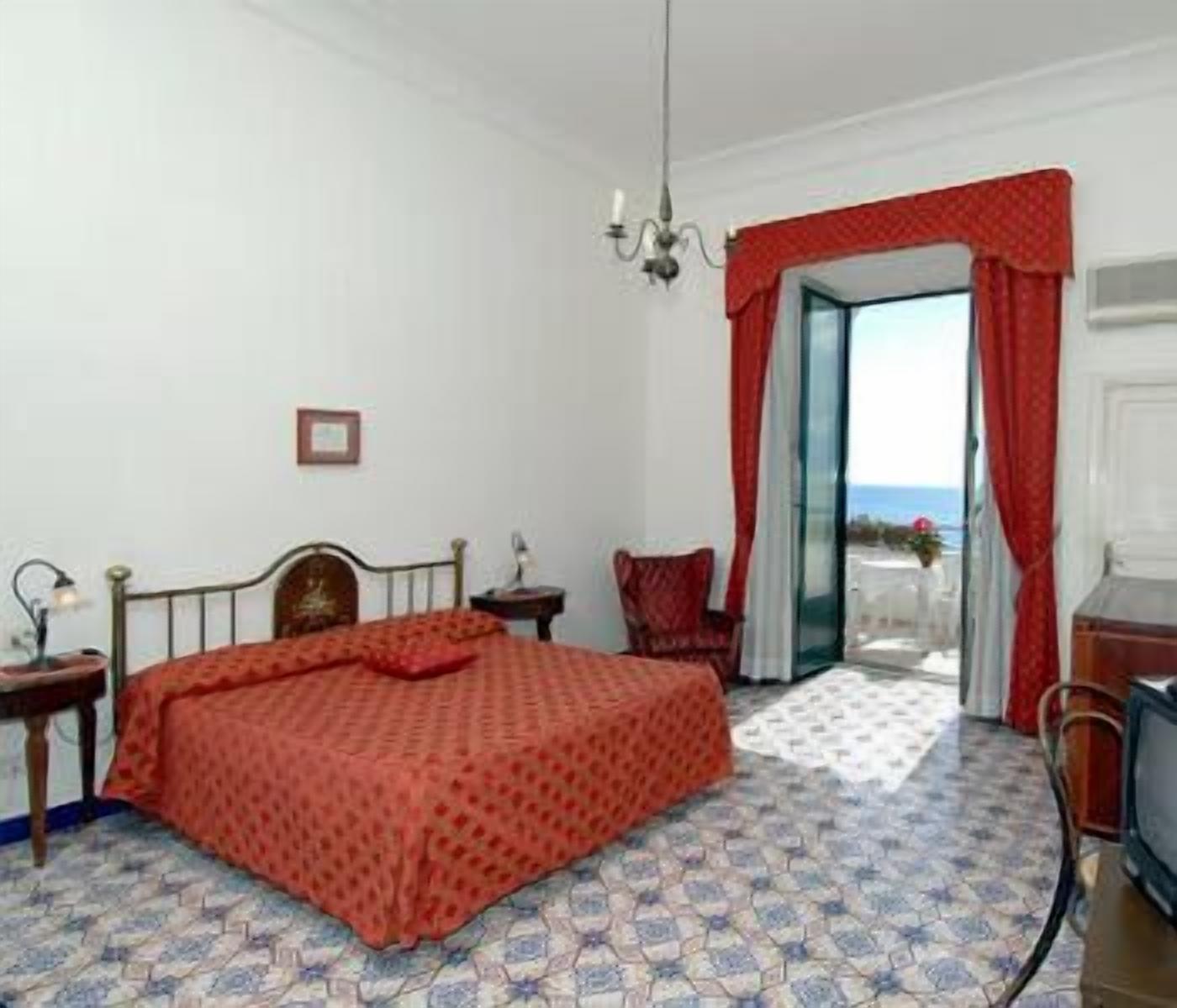 quadruple room | minibar, in-room safe, desk, soundproofing