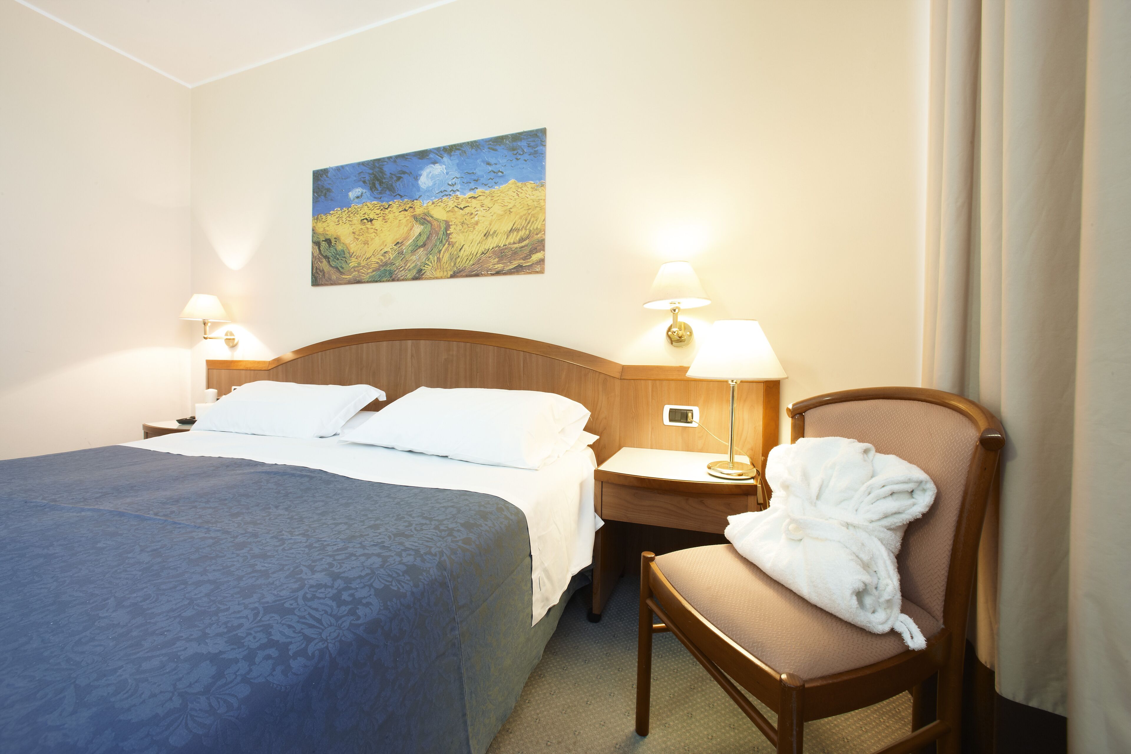 minibar, in-room safe, free wifi, bed sheets