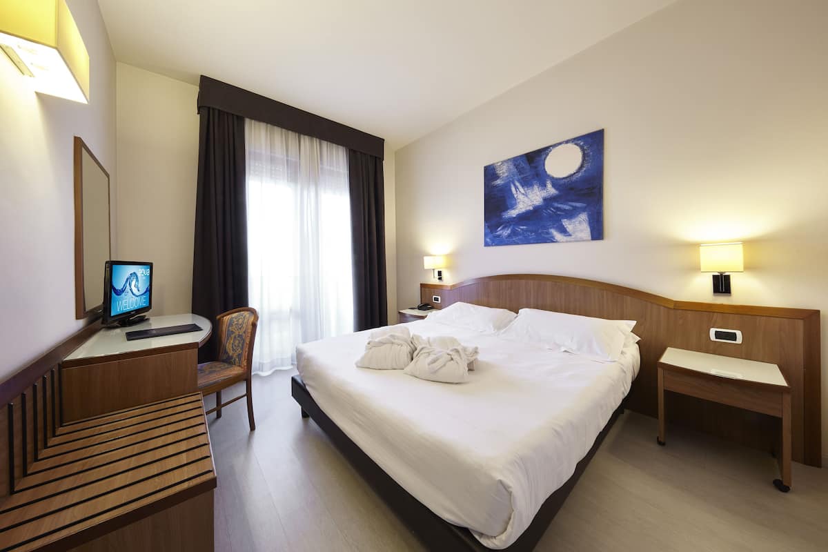 Minibar, in-room safe, WiFi (free), bed sheets