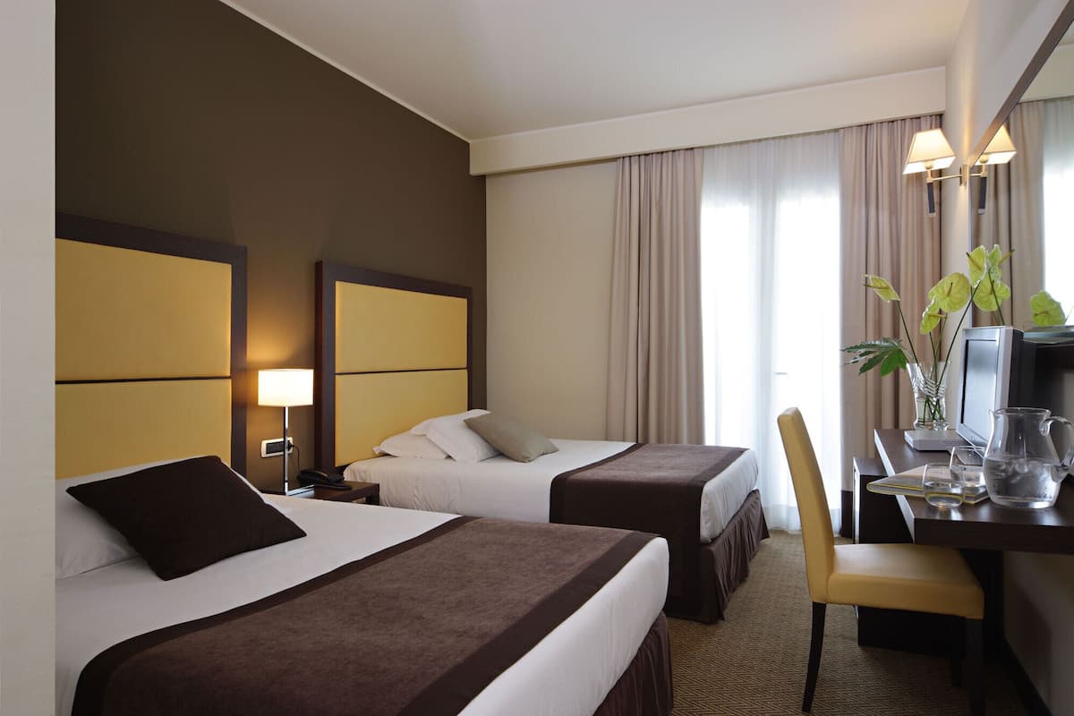 Minibar, in-room safe, WiFi (free), bed sheets