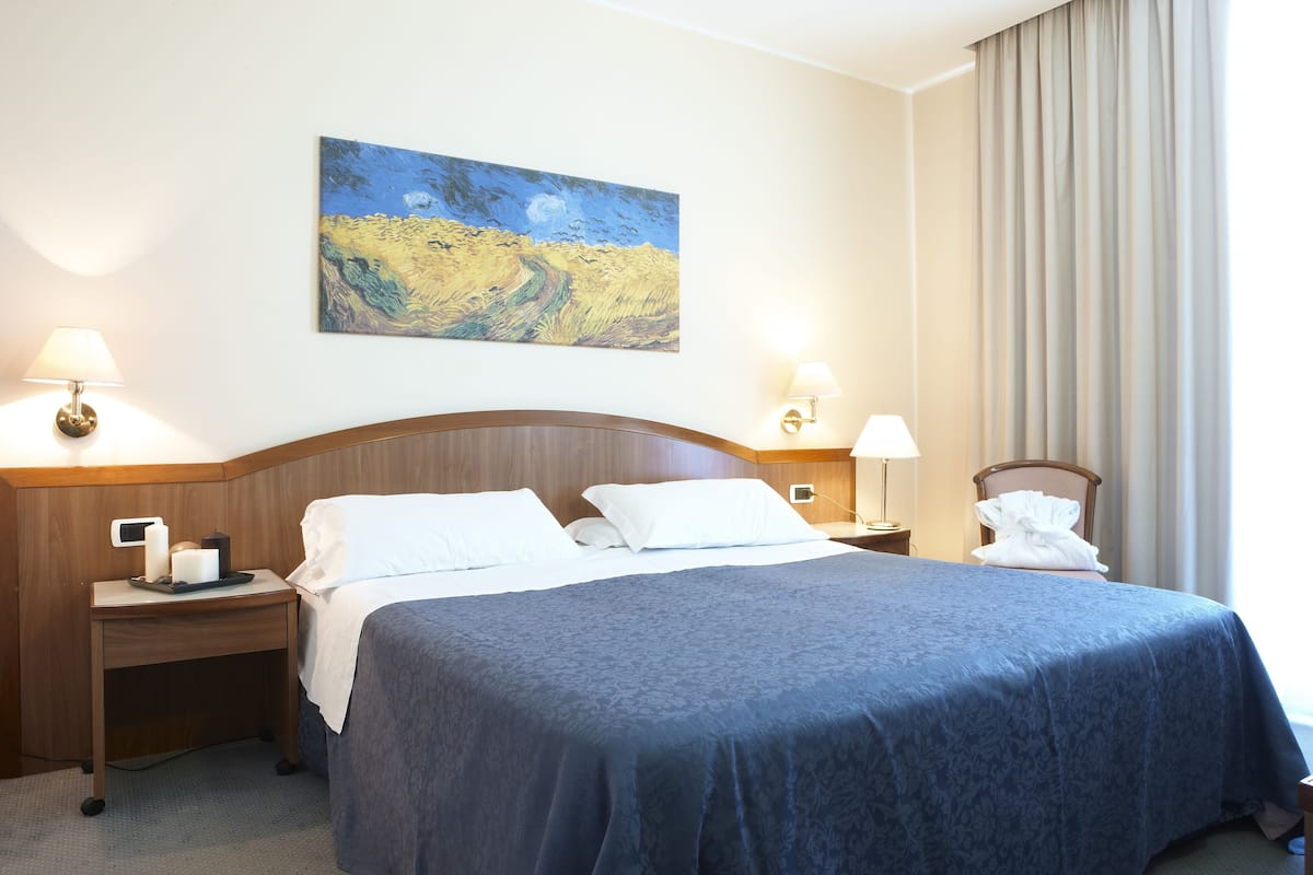Minibar, in-room safe, WiFi (free), bed sheets