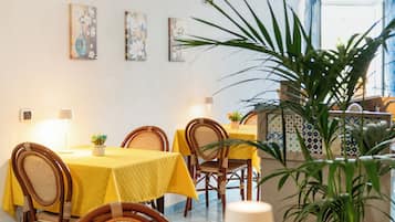 Petit déjeuner, déjeuner et dßner servis sur place, vue sur le jardin