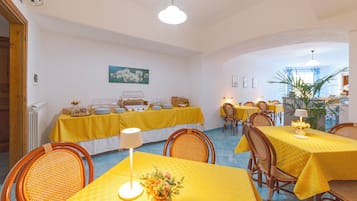 Desayuno bufé gratuito y diario