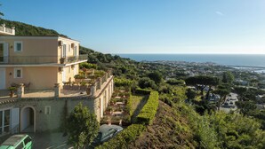 Un immeuble à plusieurs étages doté de balcons donnant sur un paysage côtier.