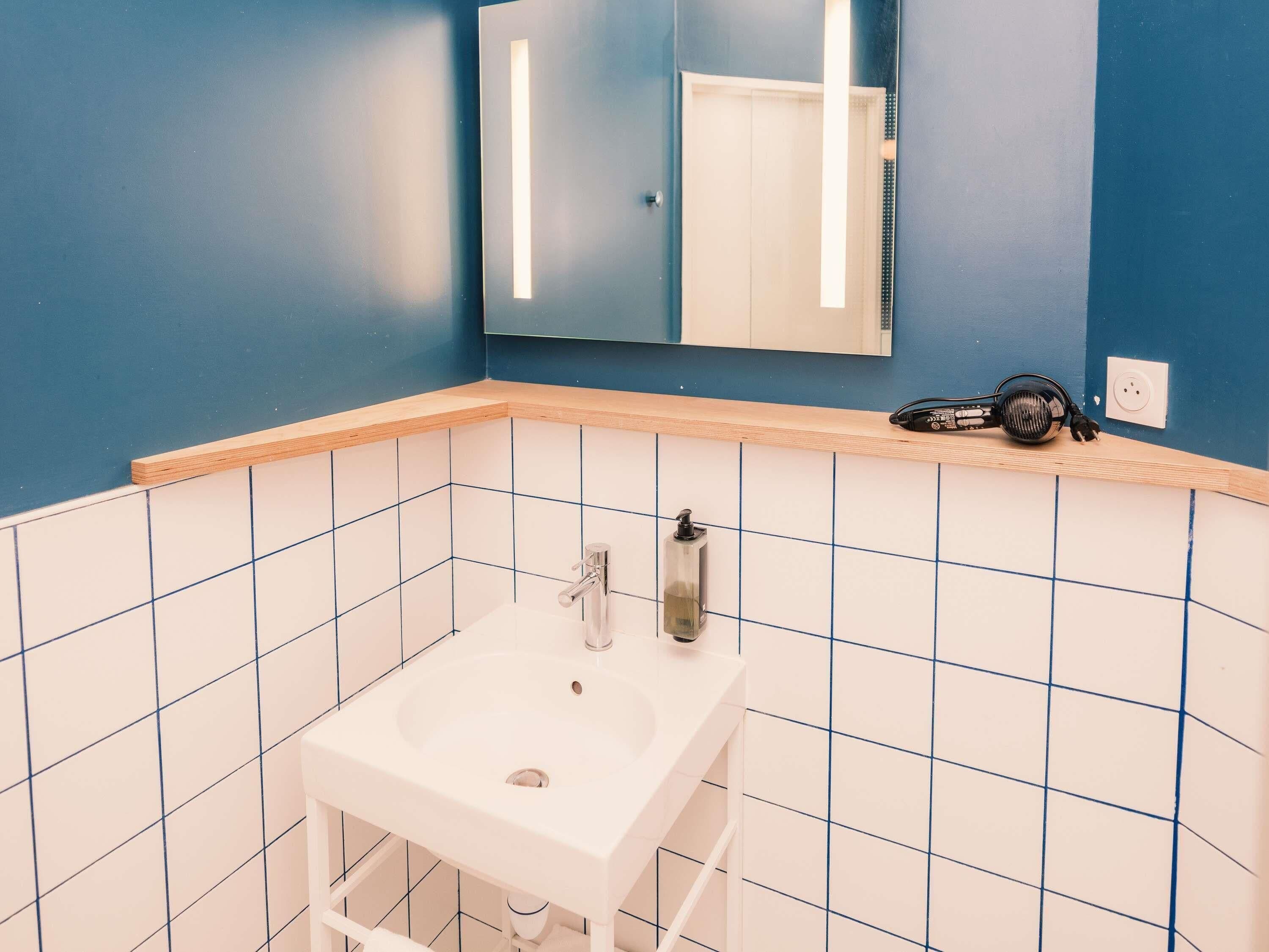 Dusche, umweltfreundliche Kosmetikartikel, Haartrockner, Handtücher