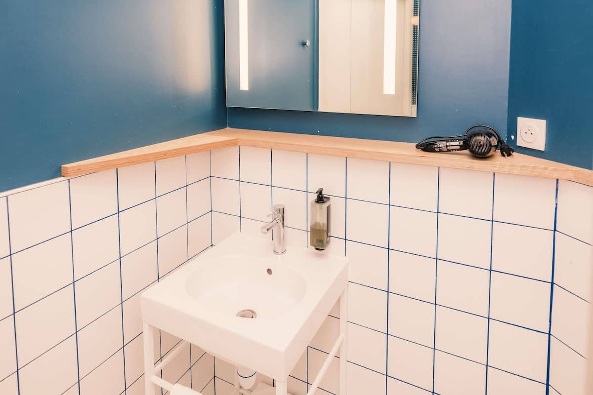 Dusche, umweltfreundliche Kosmetikartikel, Haartrockner, Handtücher