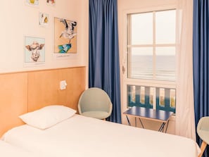 Verdunkelungsvorhänge, schallisolierte Zimmer, Bügeleisen/Bügelbrett