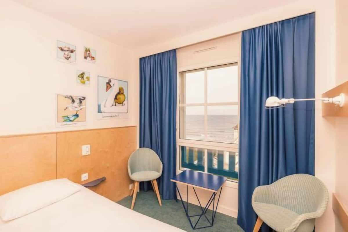 Verdunkelungsvorhänge, schallisolierte Zimmer, Bügeleisen/Bügelbrett