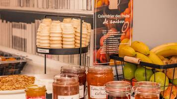 Se ofrece un desayuno bufé todos los días (15 EUR por persona)