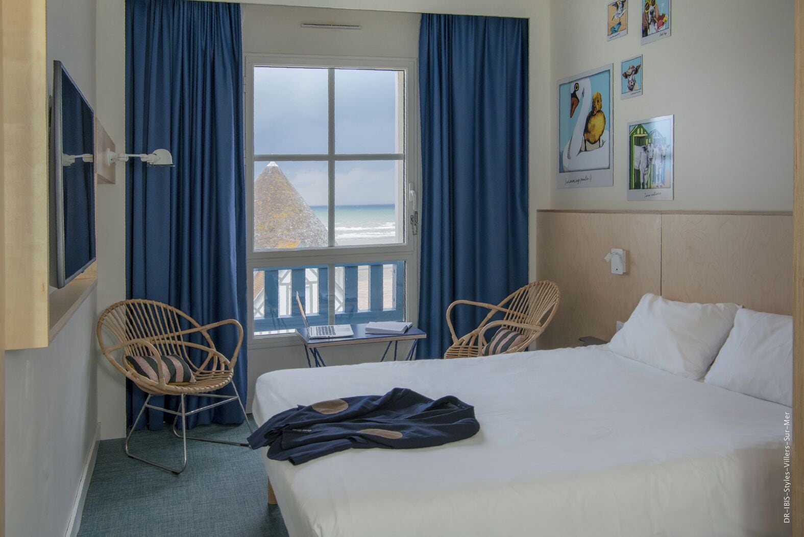 ستائر تعتيم وتجهيزات عازلة للصوت ومكواة/لوح كي وسرير سفر