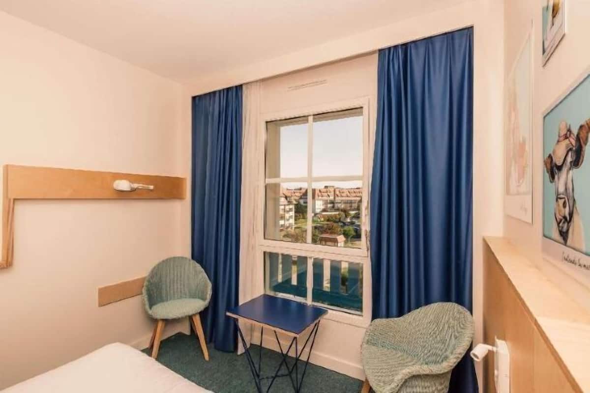 Verdunkelungsvorhänge, schallisolierte Zimmer, Bügeleisen/Bügelbrett