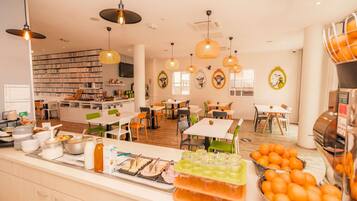 Se ofrece un desayuno bufé todos los días (10 EUR por persona)