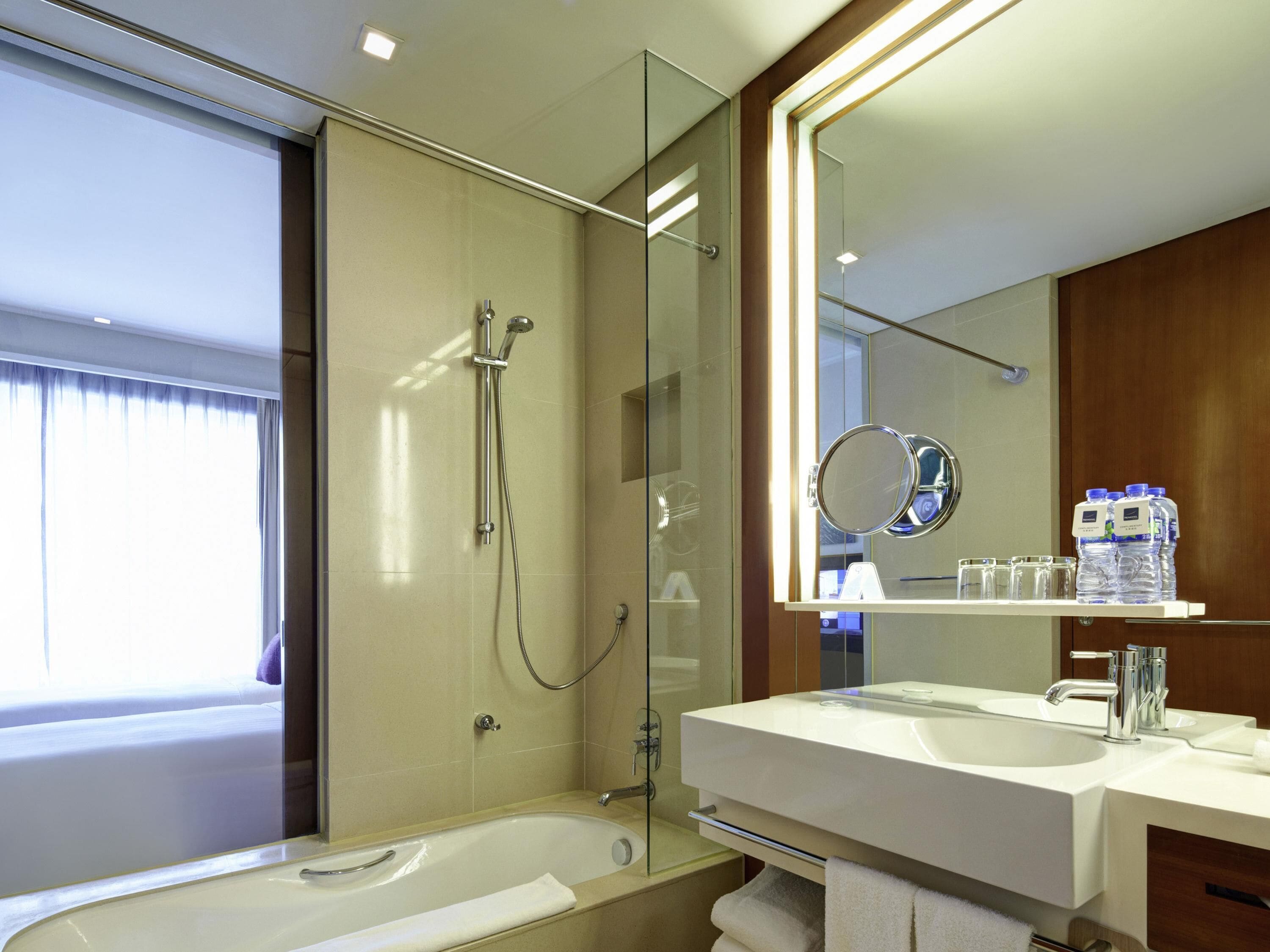 迷你吧、客房内保险箱、办公桌、遮光窗帘