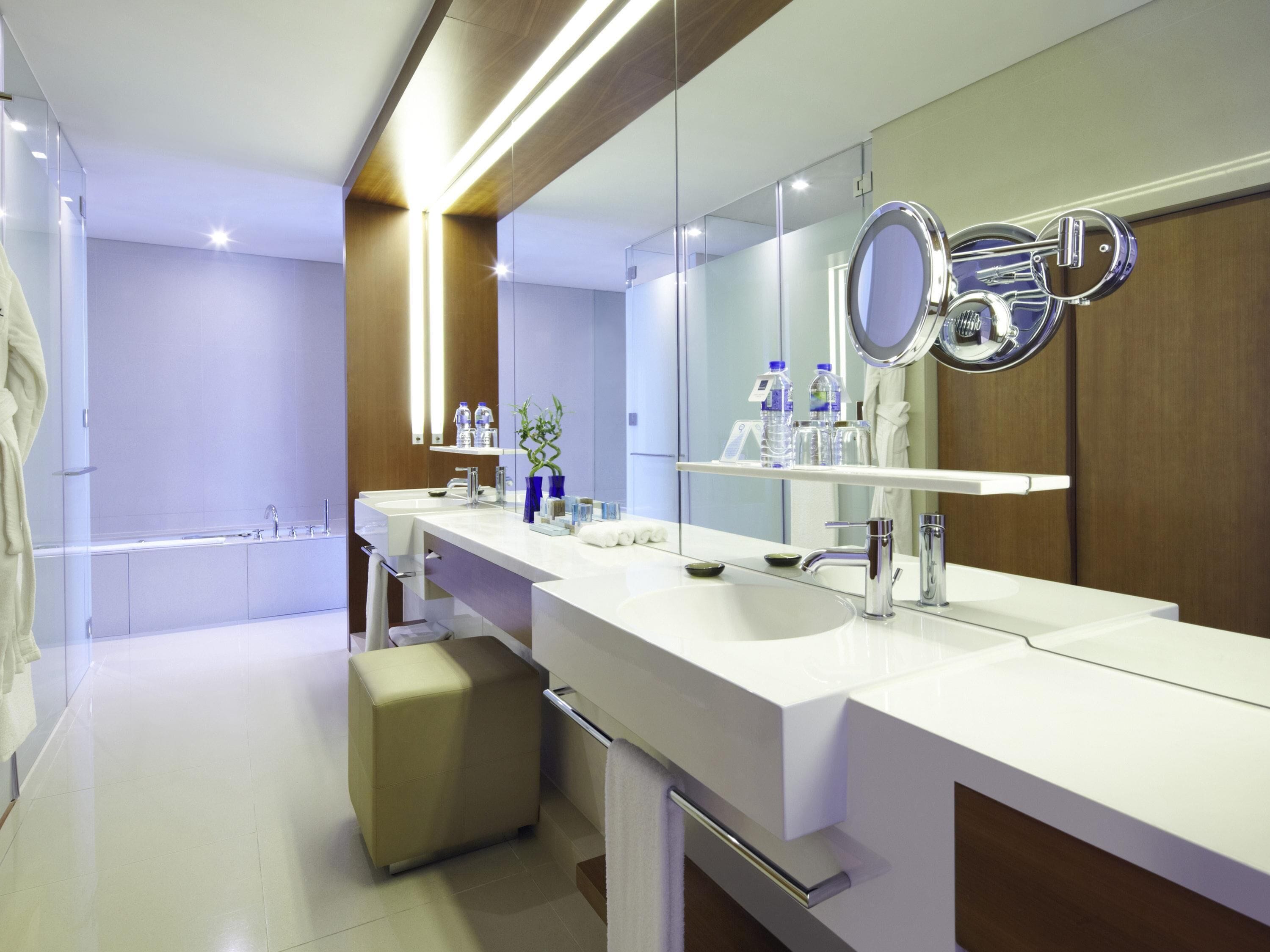 Premier Suite, 1 King Bed (Executive) | Minibar, in-room safe, desk, blackout curtains