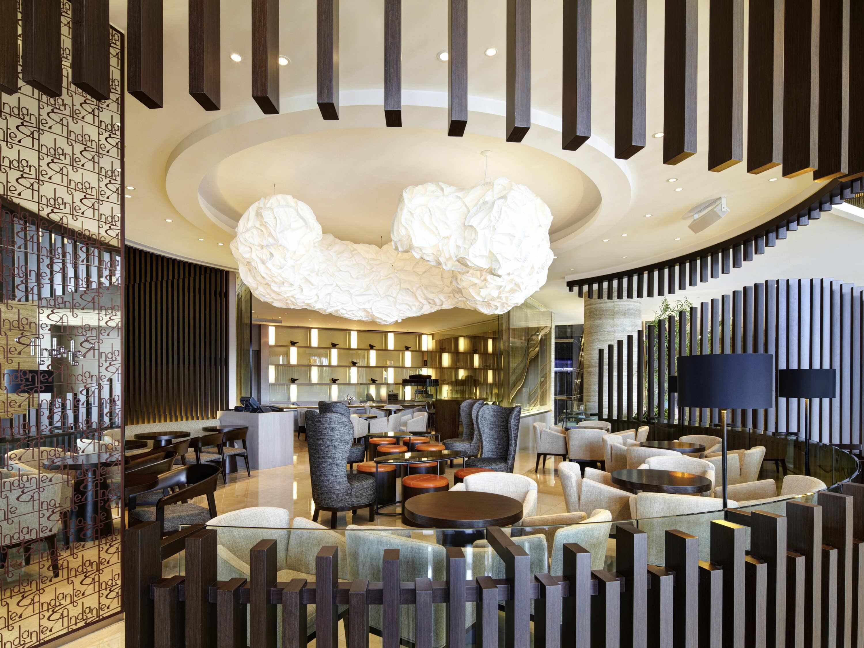 Serves breakfast, lunch, and dinner