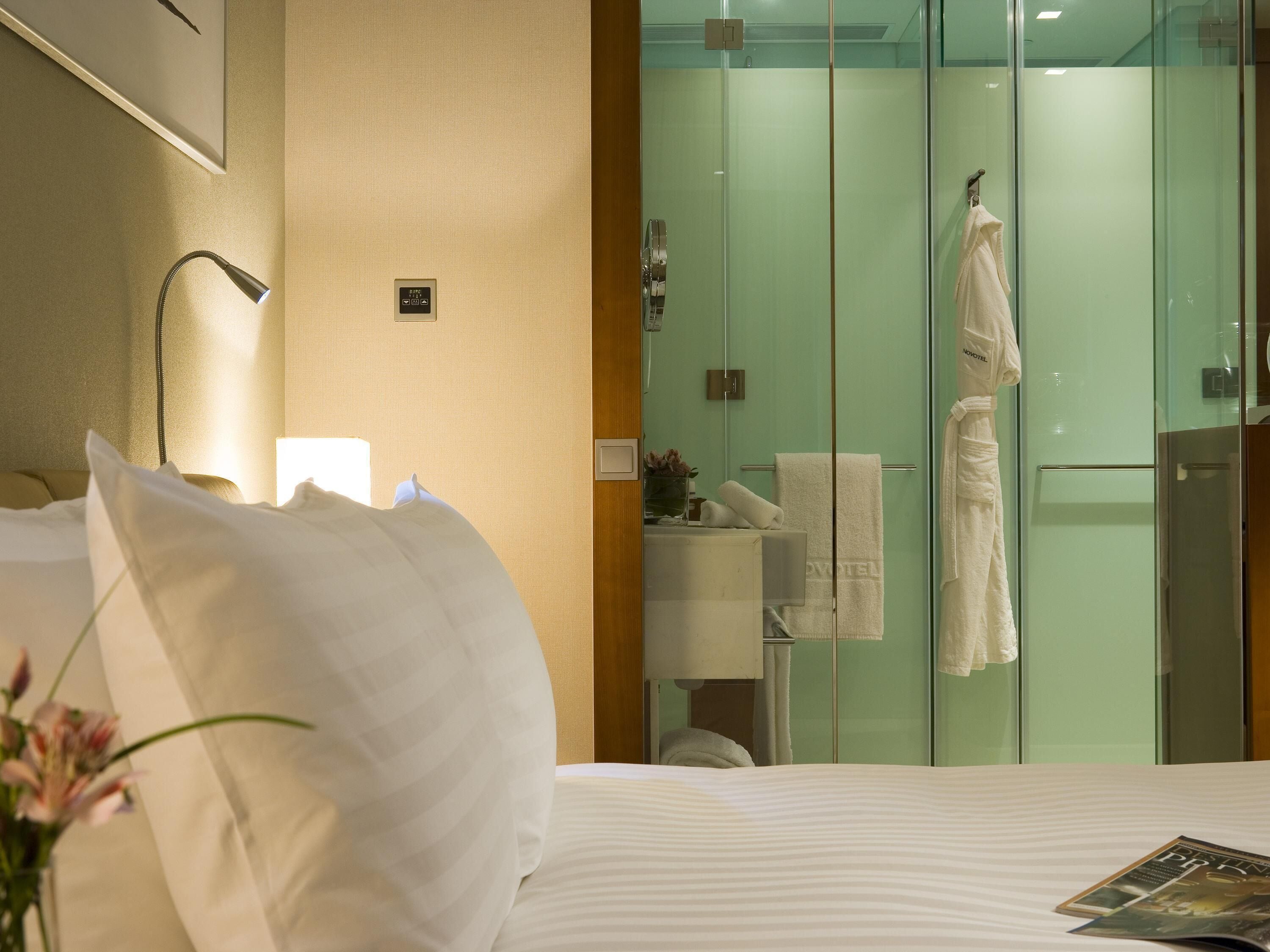 Chambre Standard, 1 grand lit | Minibar, coffres-forts dans les chambres, bureau, rideaux occultants