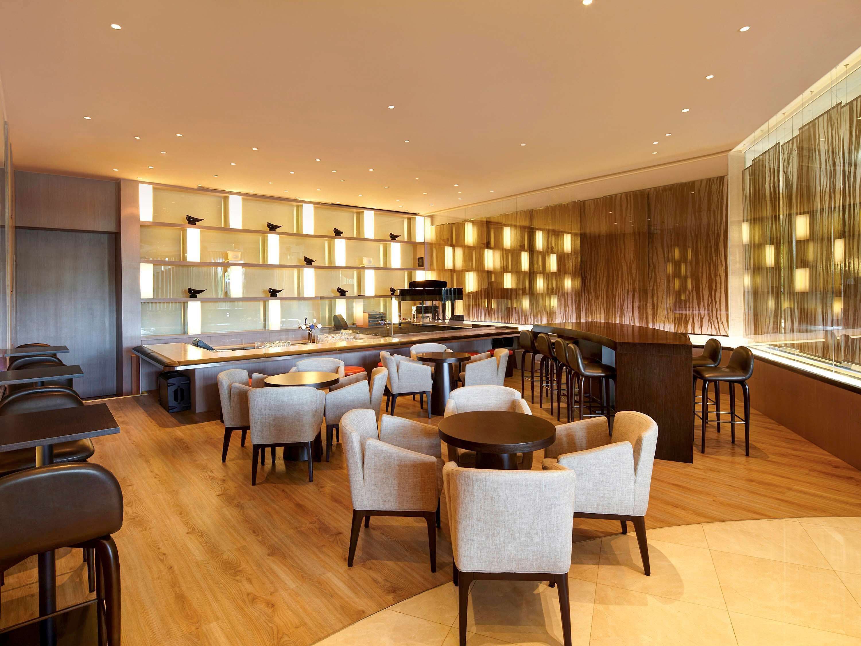 serves breakfast, lunch and dinner