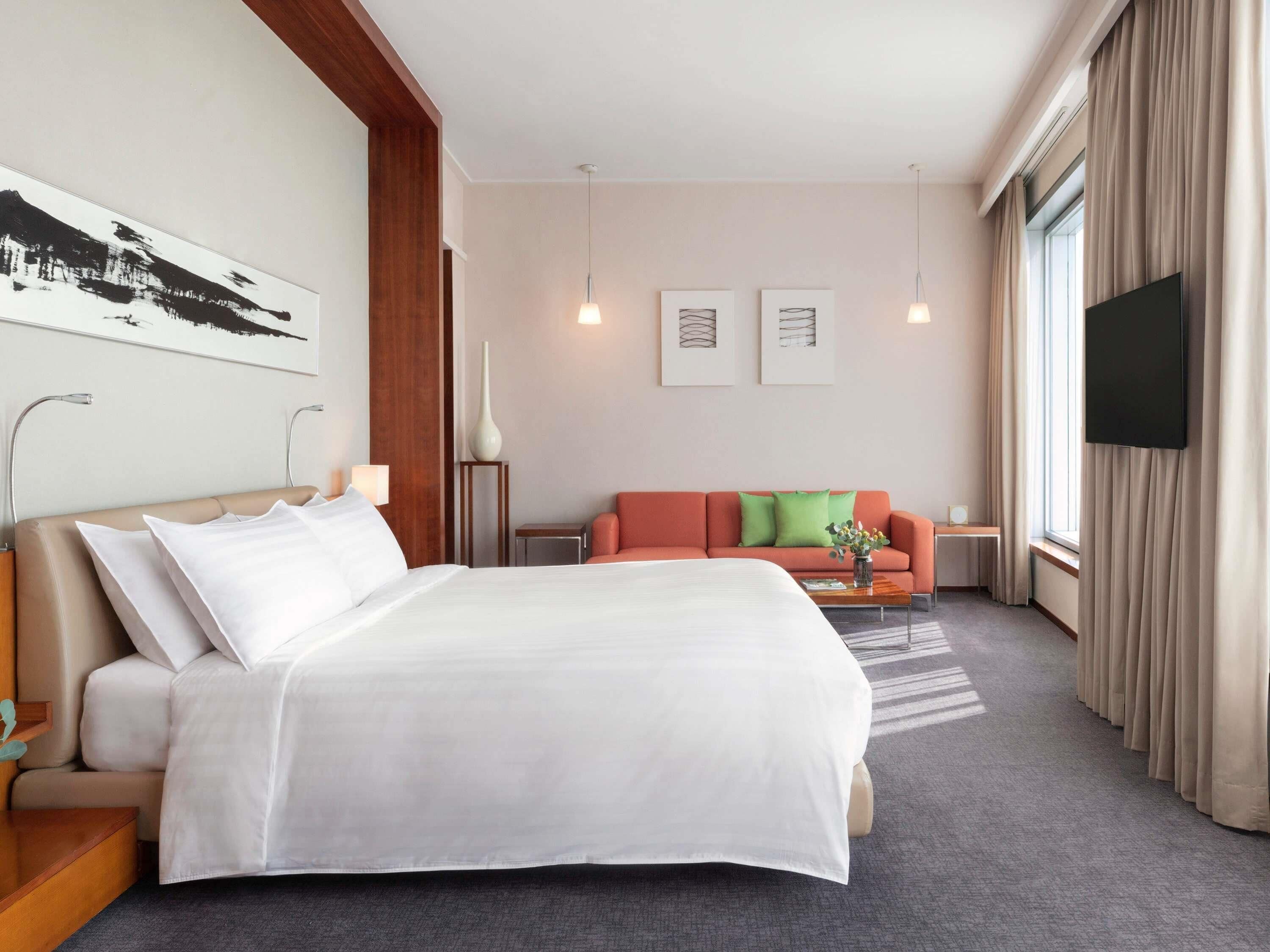 Premier Suite, 1 King Bed (Executive) | Minibar, in-room safe, desk, blackout drapes
