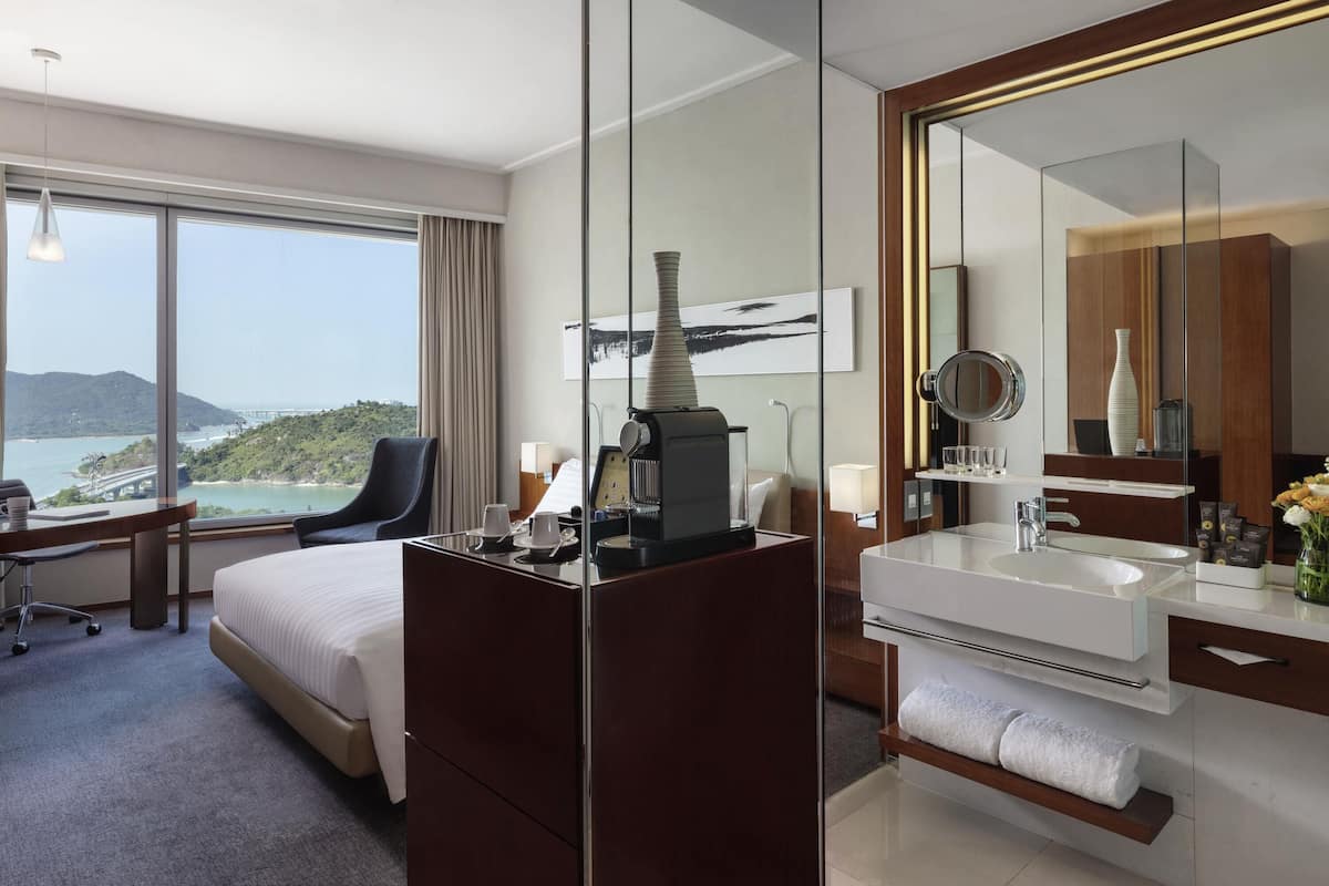 Minibar, két bảo mật tại phòng, bàn, màn/rèm cản sáng