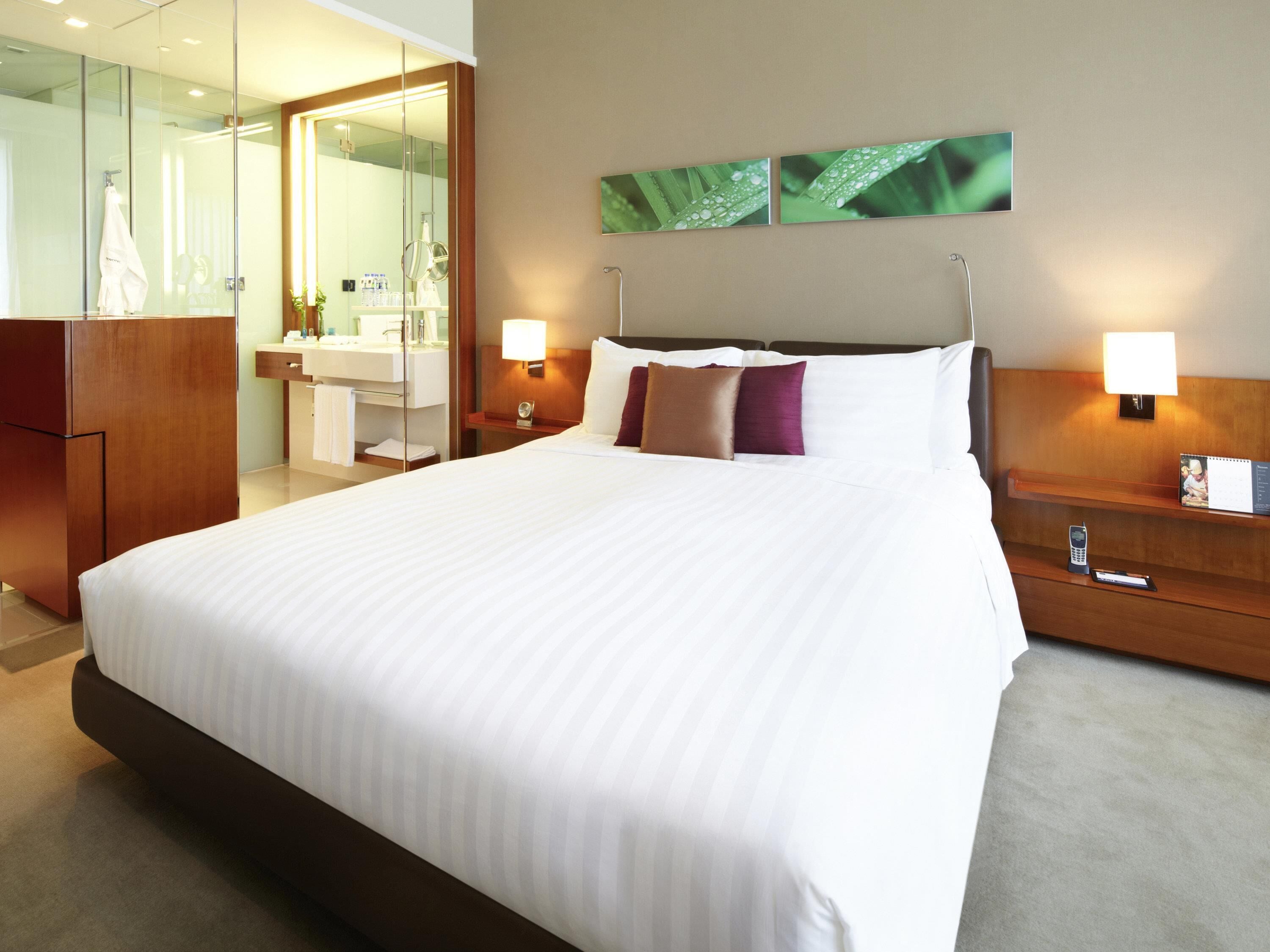 Standard Room, 1 Queen Bed | Minibar, in-room safe, desk, blackout drapes