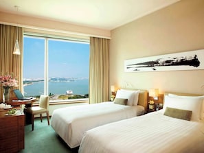1 kamar tidur, minibar, brankas, dan meja kerja