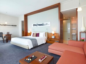 Suite « Premier », 1 très grand lit (Executive) | Minibar, coffres-forts dans les chambres, bureau, rideaux occultants