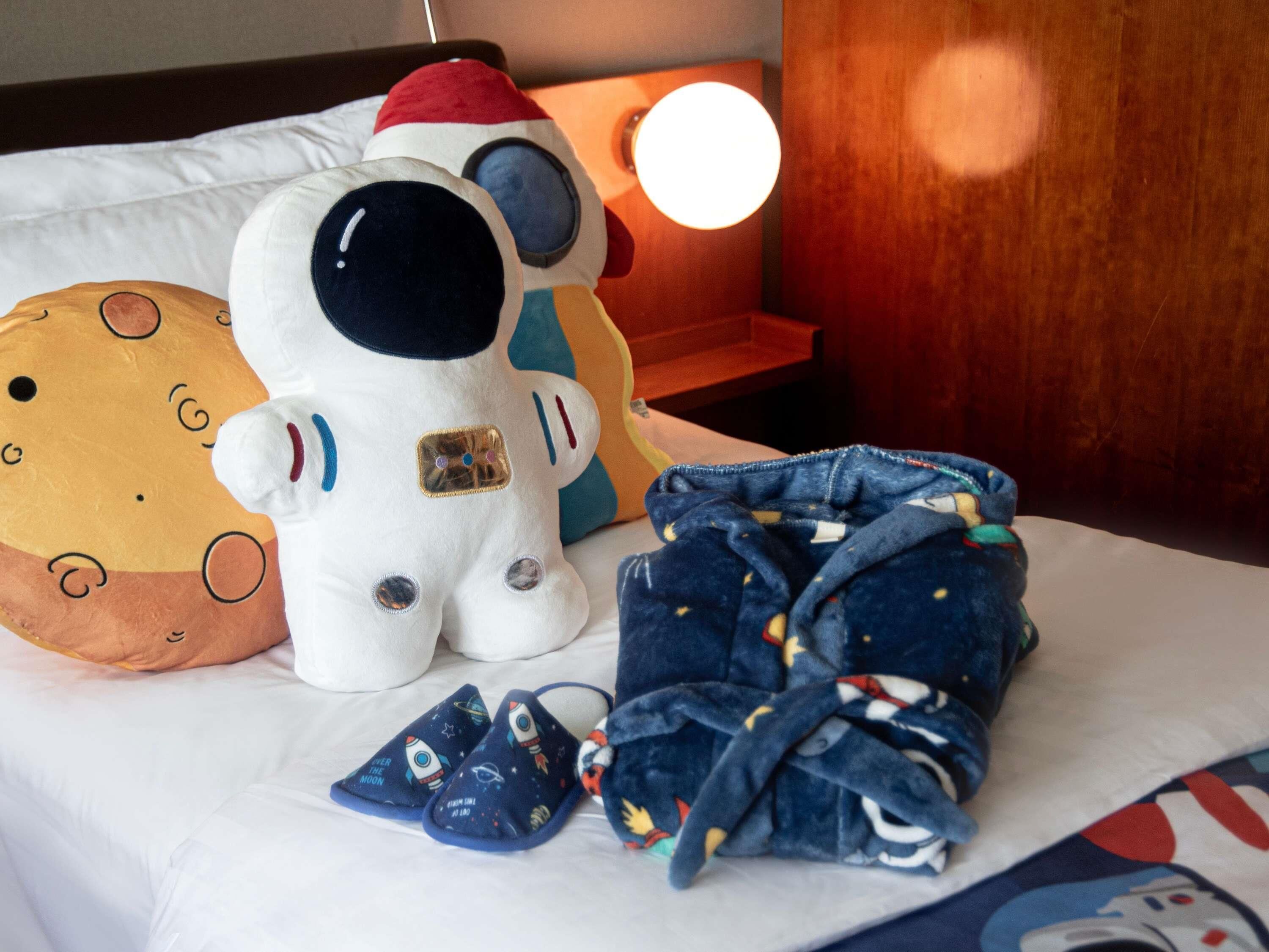 Chambre Familiale, plusieurs lits, accessible aux personnes à mobilité réduite | Minibar, coffres-forts dans les chambres, bureau, rideaux occultants