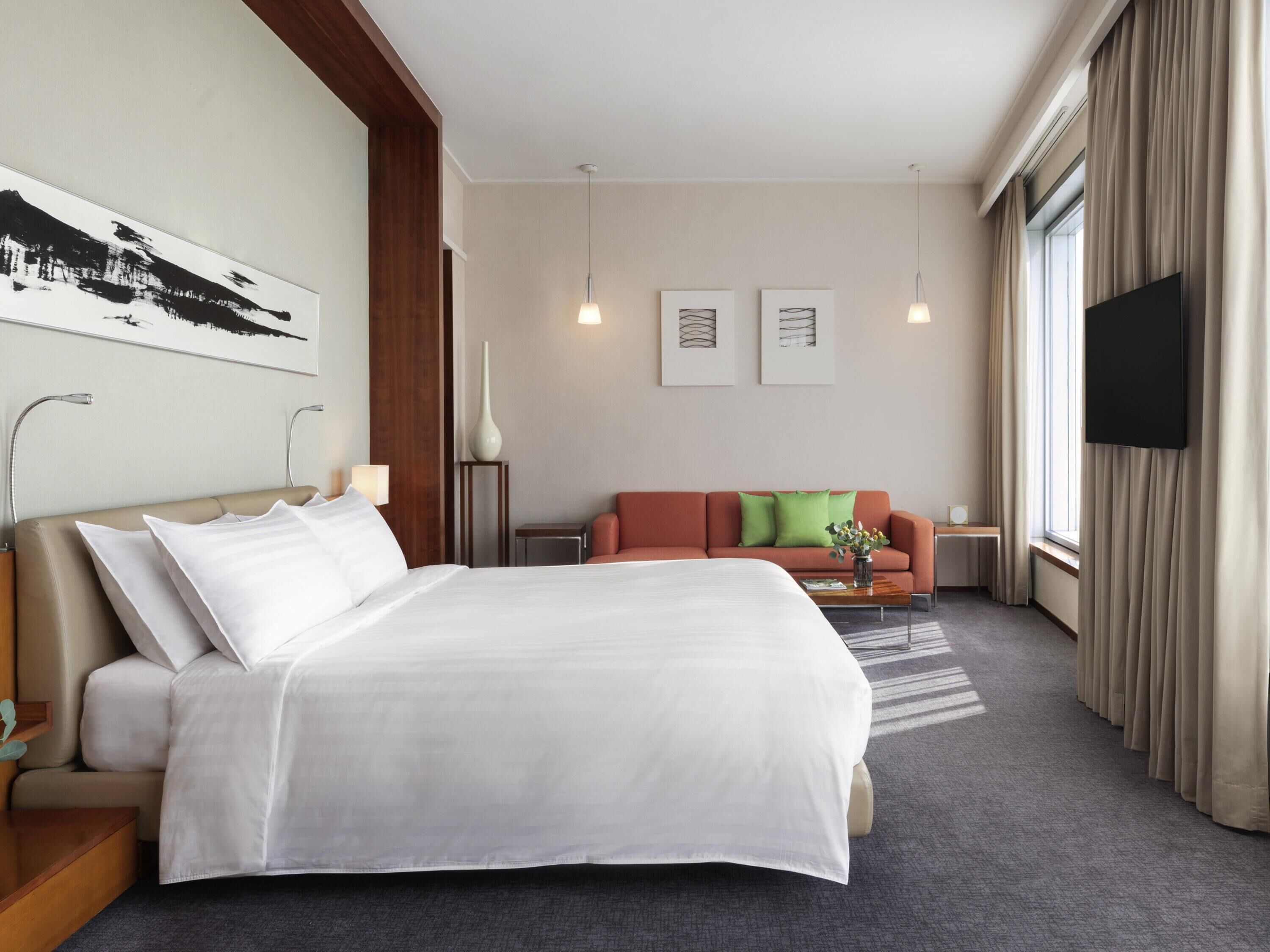 Premier Suite, 1 King Bed (Executive) | Minibar, in-room safe, desk, blackout curtains