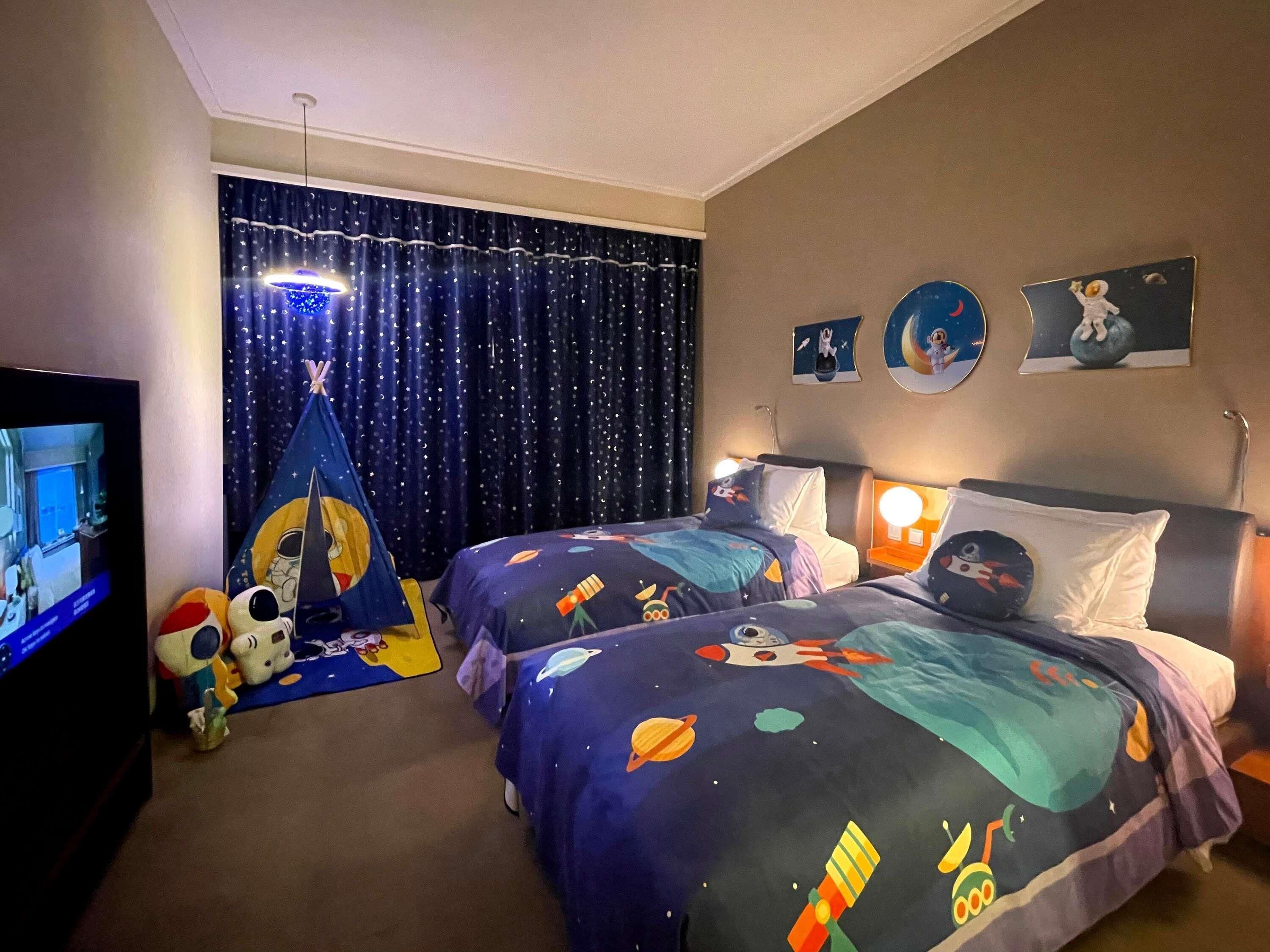 Family Room, Multiple Beds, Accessible | Minibar, in-room safe, desk, blackout drapes