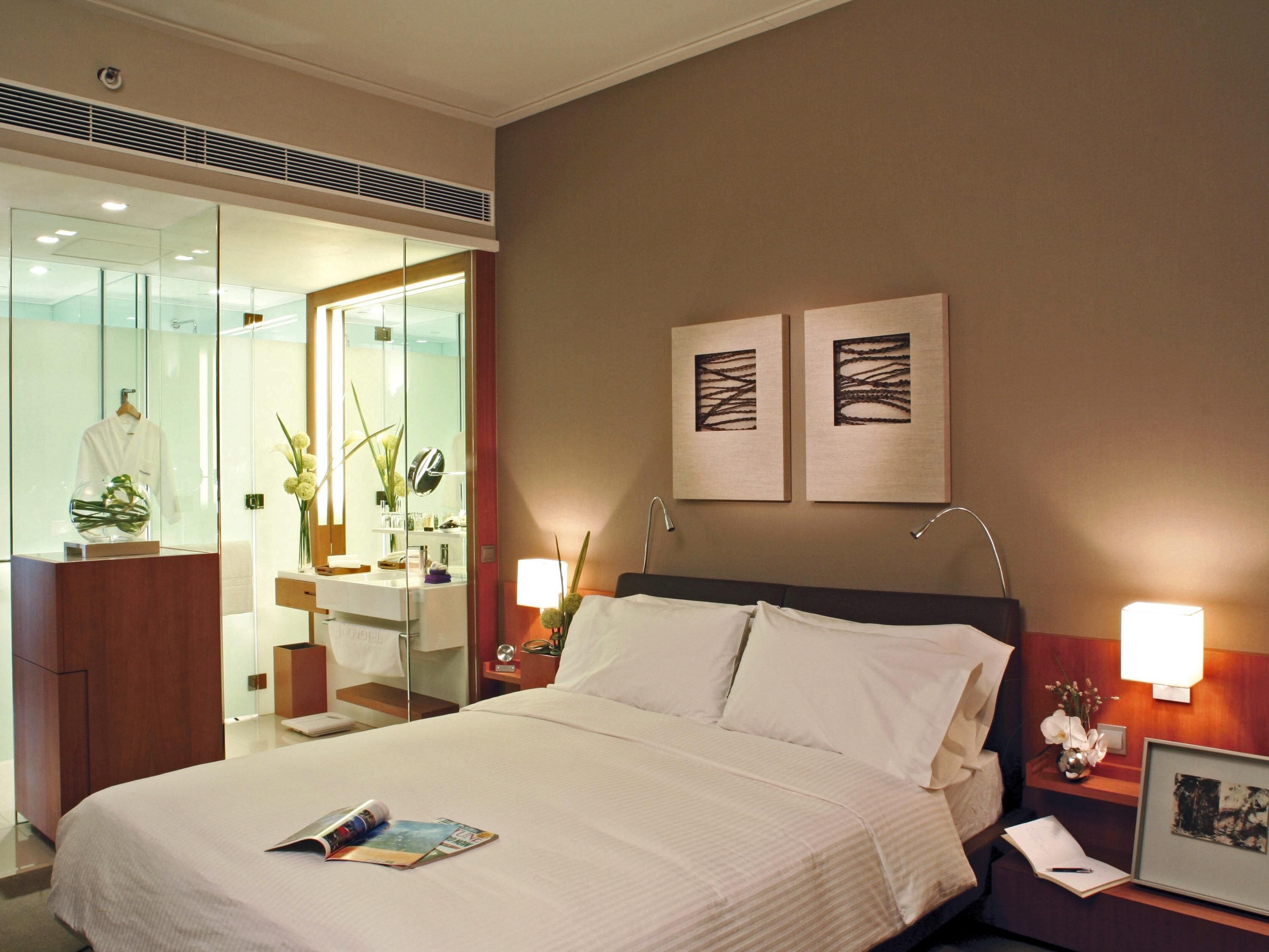 Standard Room, 1 Queen Bed | Minibar, in-room safe, desk, blackout curtains