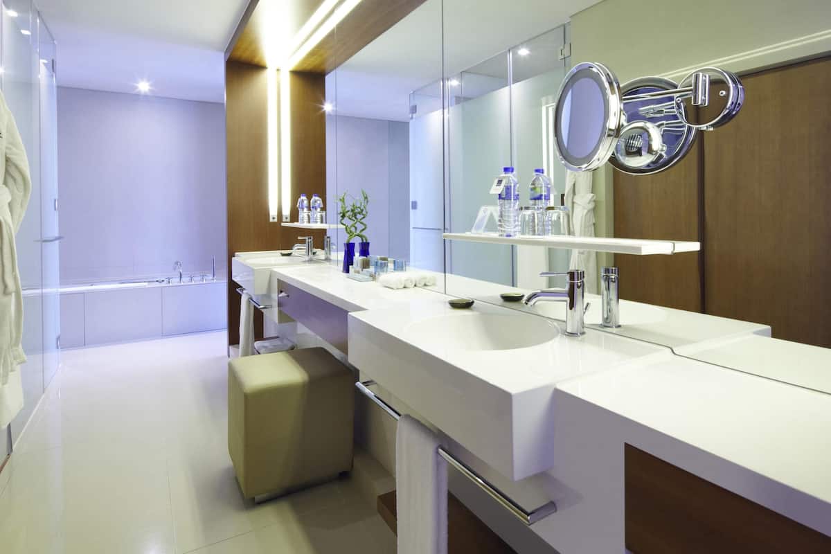ห้องพรีเมียร์สวีท, เตียงคิงไซส์ 1 เตียง (Executive) | มินิบาร์, ตู้นิรภัยในห้องพัก, โต๊ะทำงาน, ผ้าม่านกันแสง