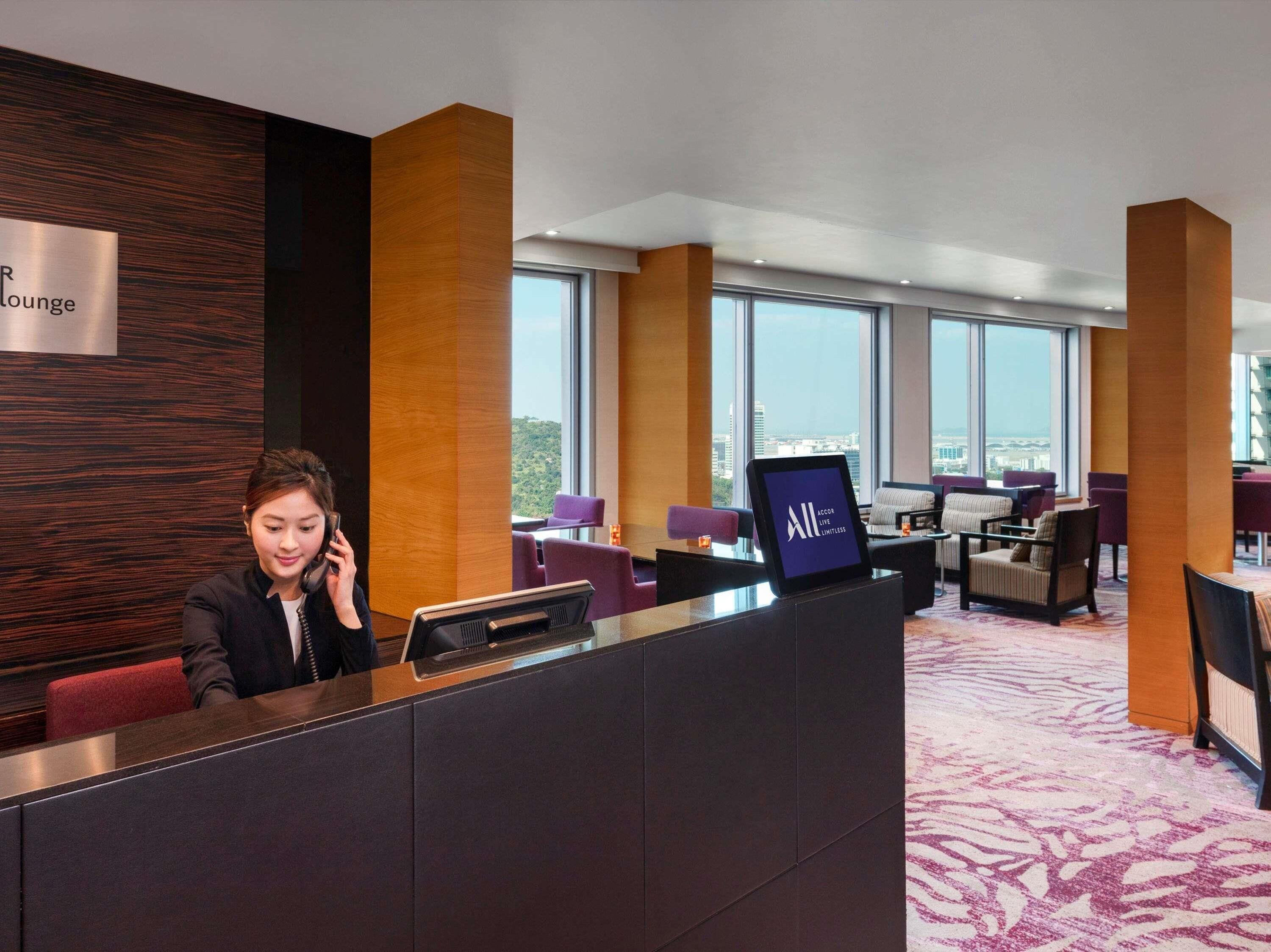 Premier Suite, 1 King Bed (Executive) | Minibar, in-room safe, desk, blackout drapes