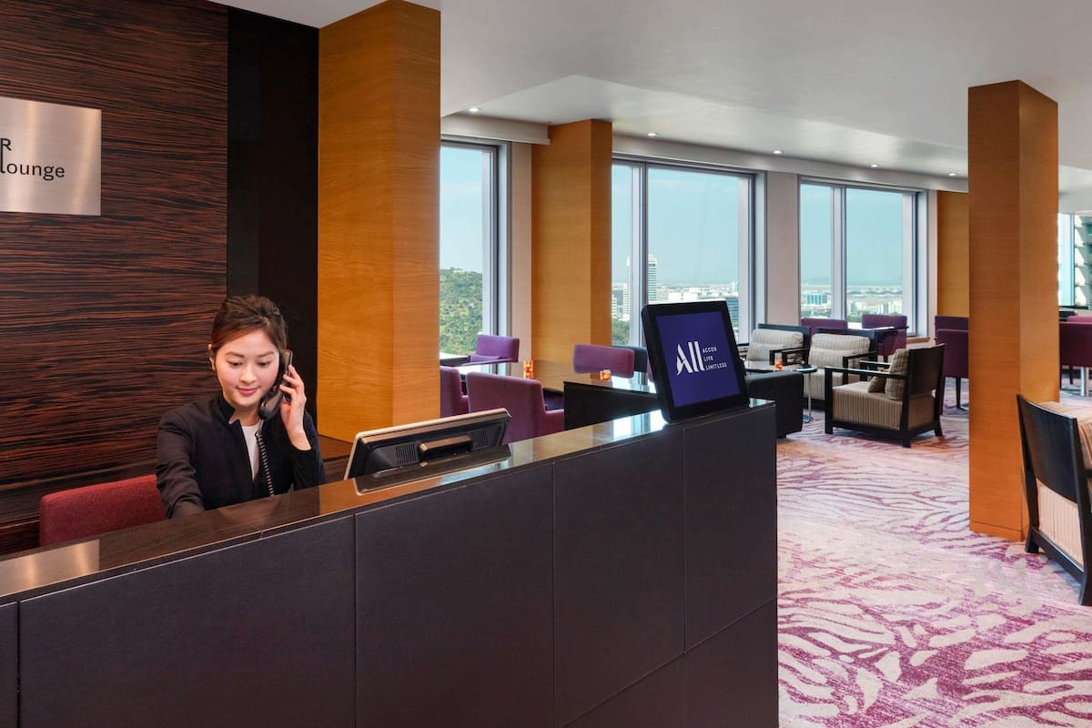 Premier Suite, 1 King Bed (Executive) | Minibar, in-room safe, desk, blackout drapes