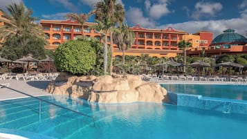 3 outdoor pools, pool umbrellas, pool loungers