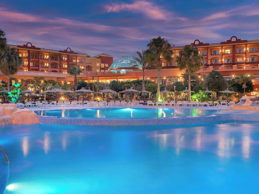 3 piscinas al aire libre, sombrillas, tumbonas