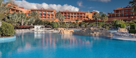 3 piscines extérieures, parasols de plage, chaises longues