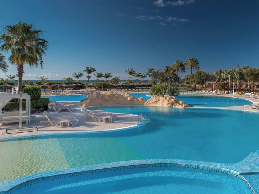 3 piscine all'aperto, ombrelloni da piscina, lettini