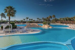3 piscinas al aire libre, sombrillas, tumbonas
