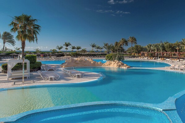 3 outdoor pools, pool umbrellas, pool loungers
