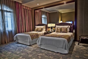 Minibar, caja de seguridad en la habitación y escritorio