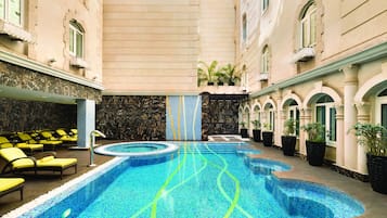 Outdoor pool, open 8:00 AM to 8:00 PM, pool loungers