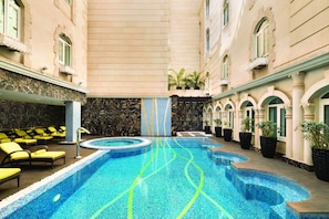 Outdoor pool, open 8:00 AM to 8:00 PM, pool loungers