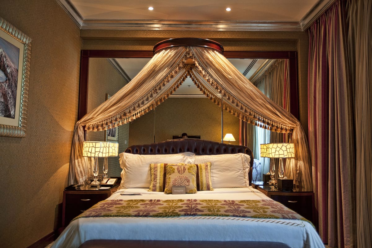 executive suite king size bed smoking | view from room