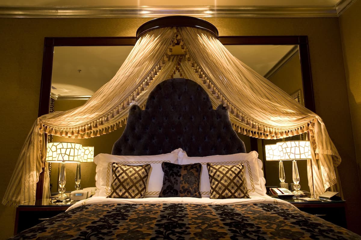 executive suite king size bed smoking | minibar, in-room safe, desk, blackout curtains