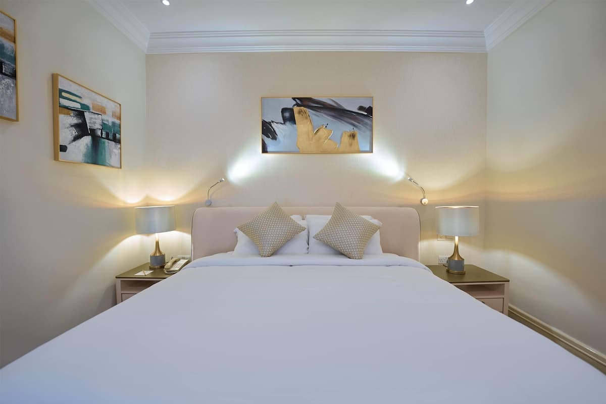 Suíte premium, 1 cama King | Frigobar, cofres nos quartos, escrivaninha, cortinas blackout