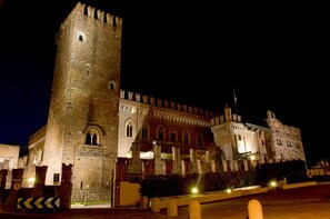 Front of property – evening/night - Castello Di Carimate (CARIMATE (COMO))