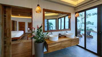 Brisa Suite | Bathroom | Shower, rainfall showerhead, free toiletries, hair dryer