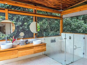 Matapalo Suite | Bathroom | Shower, rainfall showerhead, free toiletries, hair dryer
