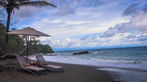 Nær stranden, sort sand, buss til stranden (inkludert) og solsenger